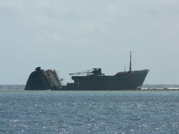 03- Epave de cargo sur la barriere de corail 